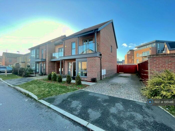 3 Bedroom Detached House To Rent In Flowers Mews, Oakgrove, Milton Keynes, MK10