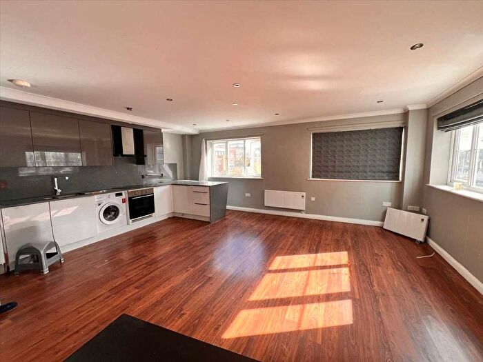1 Bedroom Flat To Rent In Brisbane Court, Buckingham Gardens, Slough, SL1