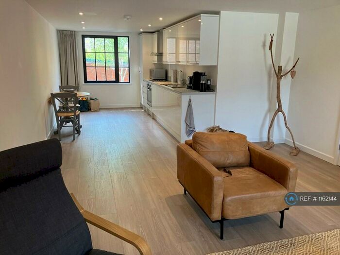 2 Bedroom Flat To Rent In Montclair House, Chichester, PO19