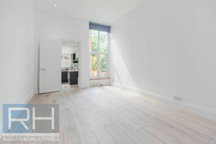 Studio To Rent In Muswell Road, London, N10