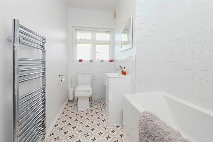 2 Bedroom Flat For Sale In Elm Park Road, Pinner, HA5