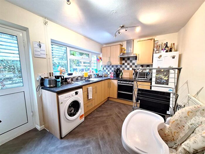 3 Bedroom Bungalow To Rent In Hemdean Road, RG4