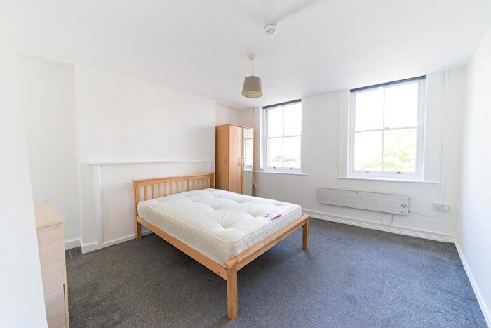 2 Bedroom Flat To Rent In Mile End Road, London, E1