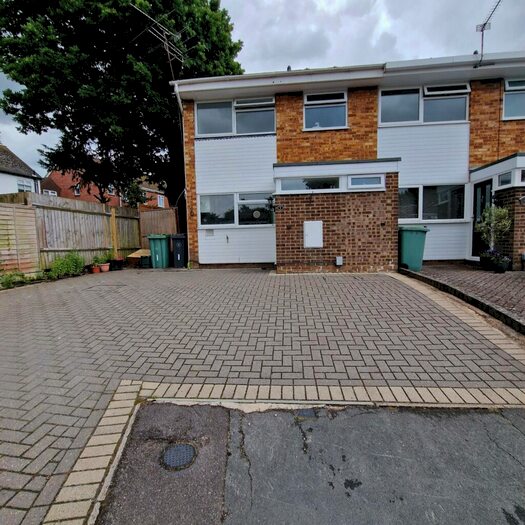 3 Bedroom End Of Terrace House To Rent In Montague Close, Camberley, GU15