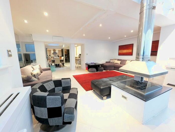 3 Bedroom Flat To Rent In Queen's Gate Place, London, SW7