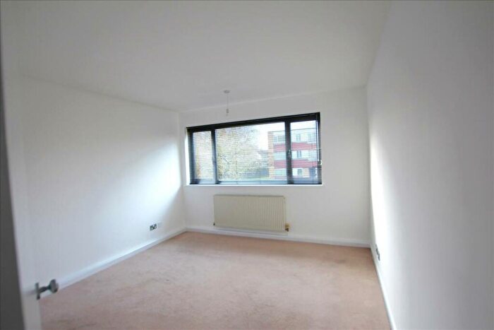 2 Bedroom Flat To Rent In Blunesfield, Potters Bar, Potters Bar, EN6