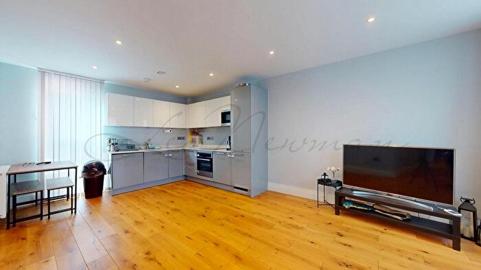 3 Bedroom Flat To Rent In Eastcote Avenue, Greenford, UB6
