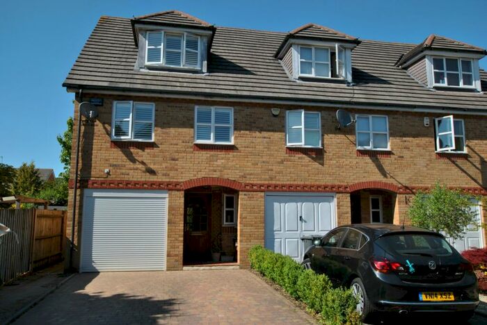 3 Bedroom House To Rent In Elliotts Way, Caversham, Reading, RG4