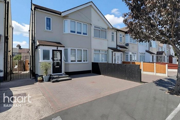 3 Bedroom End Of Terrace House For Sale In Ashwood Avenue, Rainham, RM13