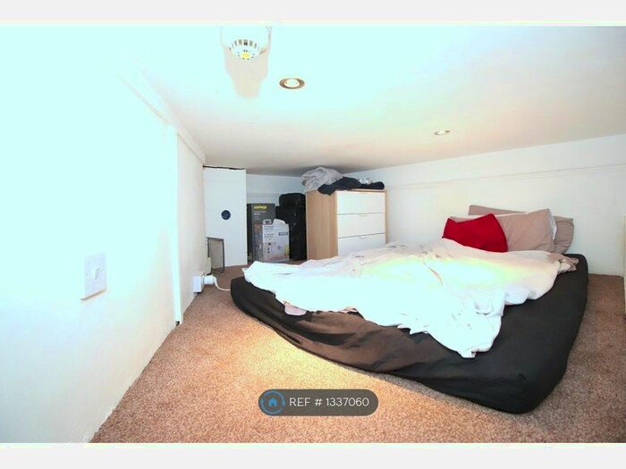 Studio To Rent In Penywern Road, London, SW5