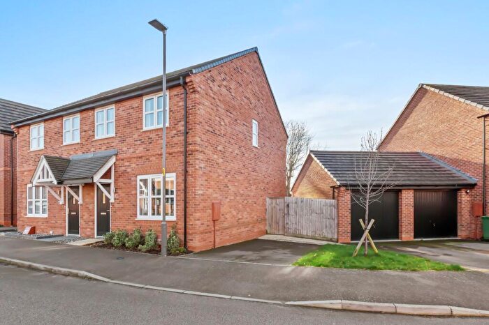 3 Bedroom Semi Detached House For Sale In Lennon Way, Aylesbury, HP21