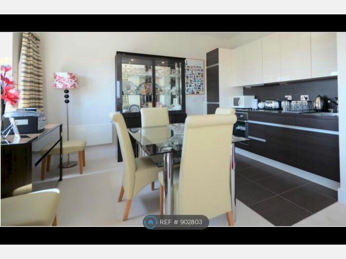 2 Bedroom Flat To Rent In Alencon Link, Basingstoke, RG21