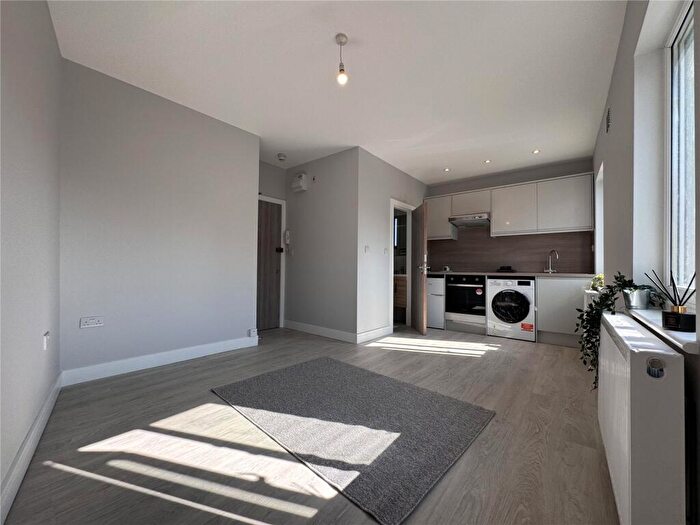 Apartment To Rent In Heathfield Park, Willesden, NW2