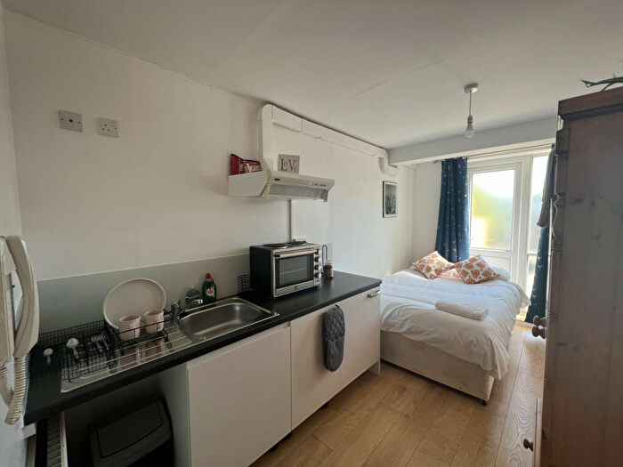 Studio To Rent In Kember Street, Islington, London, N1