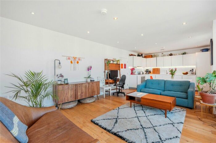 3 Bedroom Penthouse To Rent In Green Lanes, London, N4