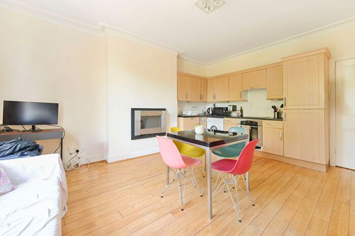 1 Bedroom Flat For Sale In Grove Park Gardens, Grove Park, London, W4