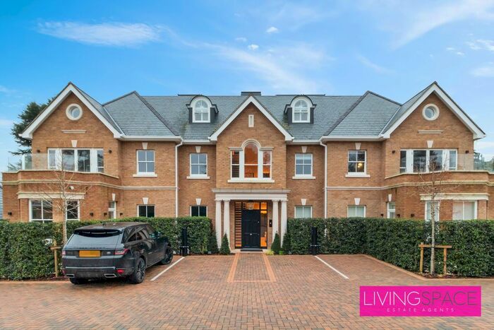 3 Bedroom Flat To Rent In Camlet Way, Barnet, EN4