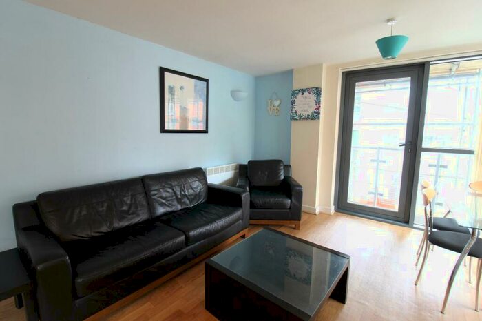 2 Bedroom Flat To Rent In City Walk, Leeds, West Yorkshire, Uk, LS11