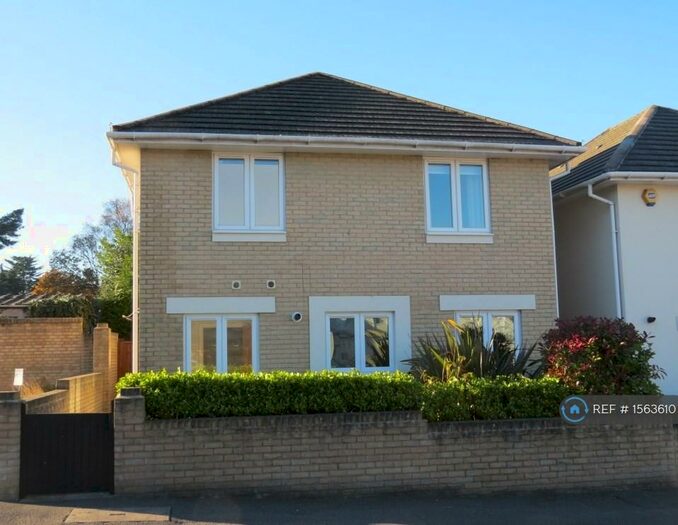 4 Bedroom Detached House To Rent In Victoria Mews, Ferndown, BH22
