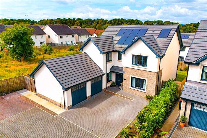 4 Bedroom Detached House For Sale In Threipmuir Walk, Livingston, EH54