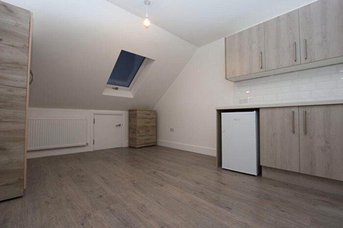 Property To Rent In Ballards Lane Finchley, N3