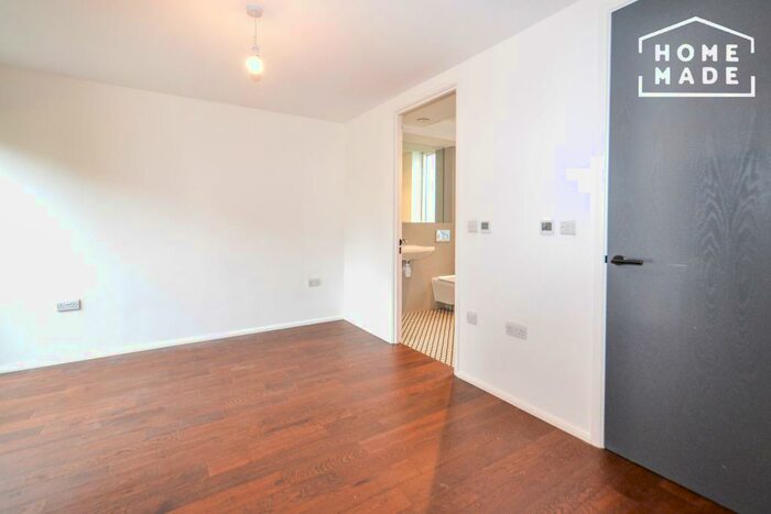 3 Bedroom Apartment To Rent In Gransden Avenue, London Fields, E8