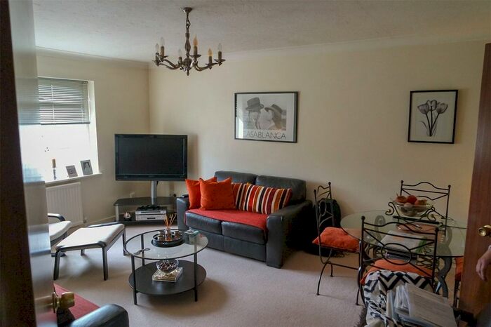 3 Bedroom Flat To Rent In Bells Hill, Barnet, Herts, EN5