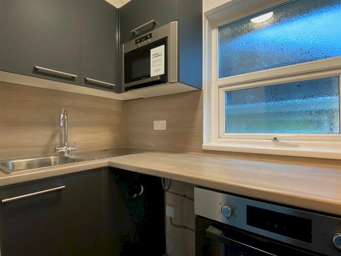 1 Bedroom Flat To Rent In Queens Road, Sketty, Swansea, SA2