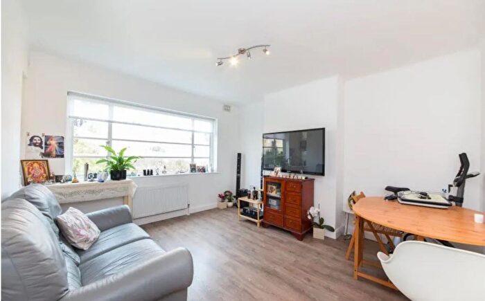 2 Bedroom Flat To Rent In Denison Close, London, N2