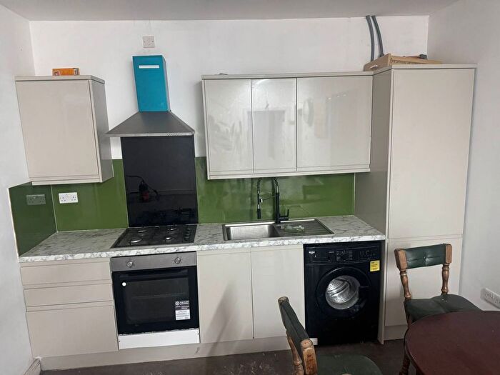 2 Bedroom Flat To Rent In Upminster, RM14