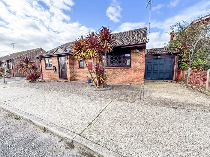 3 Bedroom Detached Bungalow For Sale In Hainault Avenue, Rochford, SS4