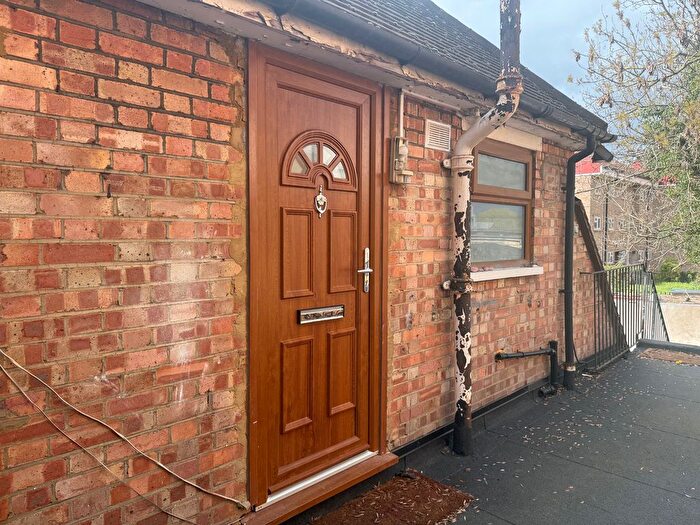 2 Bedroom Flat To Rent In Hoe Lane, Enfield, EN3