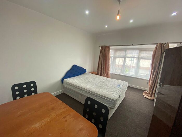 2 Bedroom Flat To Rent In Ashburton Avenue, Ilford, IG3
