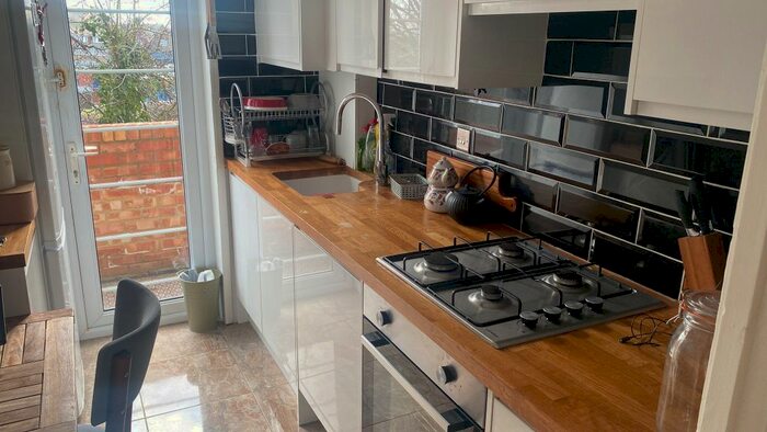 2 Bedroom Flat To Rent In Green Lanes, London, N21