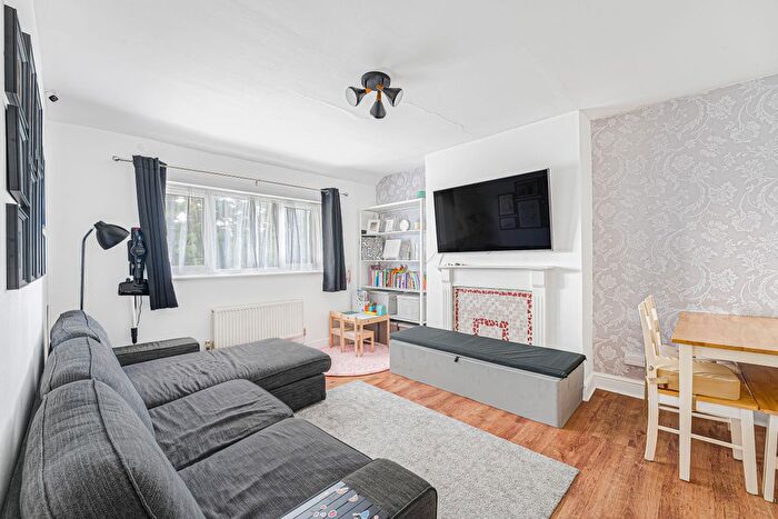 2 Bedroom Maisonette For Sale In Elmbrook Gardens, Eltham, SE9