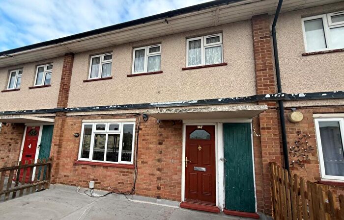 2 Bedroom Flat For Sale In Rose Lane, Romford, Essex, RM6