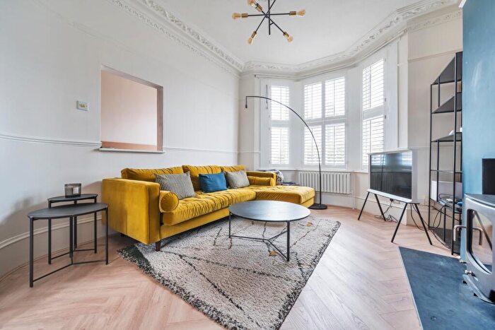 4 Bedroom Terraced House To Rent In Chestnut Rise London, SE18