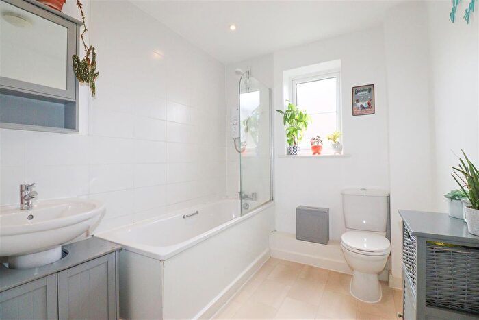 2 Bedroom Flat For Sale In Deadbrook Lane, Aldershot, GU12