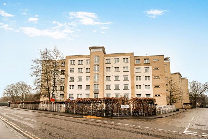 2 Bedroom Flat For Sale In Kenavon Drive, Reading, Berkshire, RG1