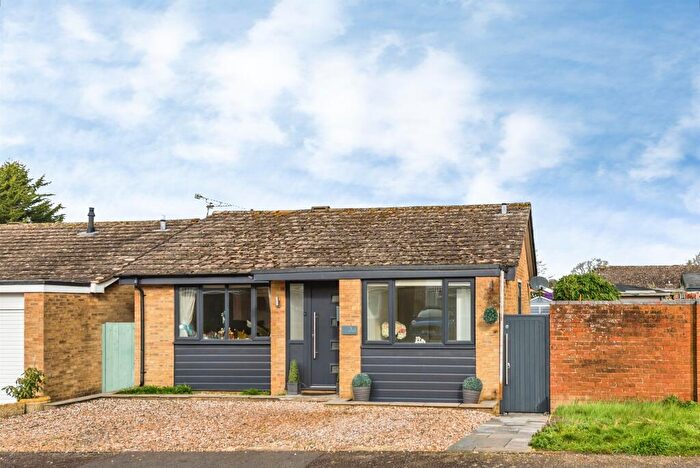 2 Bedroom Detached Bungalow For Sale In Edgeworth Drive, Carterton, OX18
