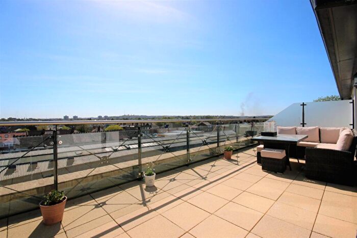 1 Bedroom Penthouse For Sale In Huguenot Drive, N13