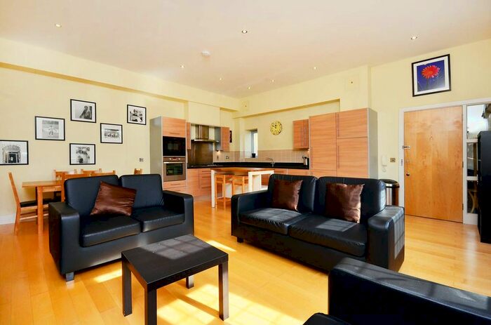 2 Bedroom Flat To Rent In Griffiths Road, Wimbledon, London, SW19