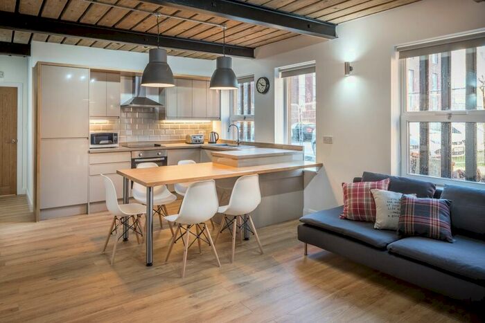 5 Bedroom Semi-Detached House To Rent In May Street, L3