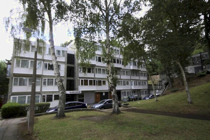 2 Bedroom Flat To Rent In Cameron Close, Warley, Brentwood, CM14