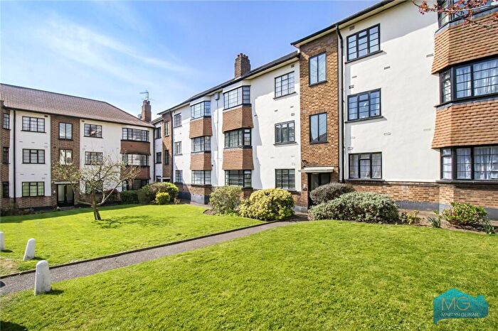 2 Bedroom Apartment For Sale In The Lindens, Friern Park, London, N12