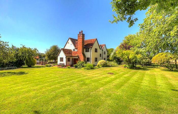 4 Bedroom Detached House For Sale In Doddinghurst Road, Pilgrims Hatch, CM15