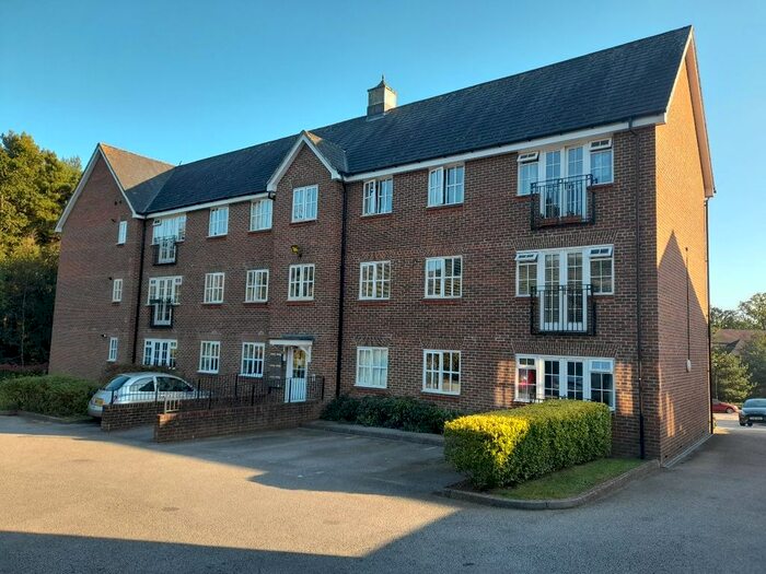 2 Bedroom Flat To Rent In Farriers Lea, Haywards Heath, RH16