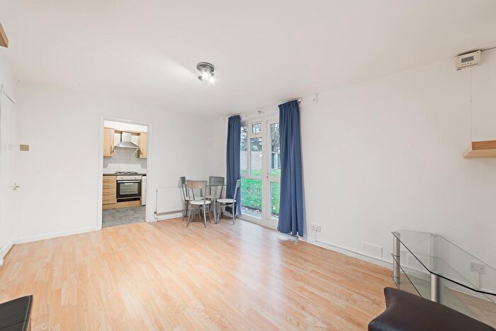2 Bedroom Flat To Rent In Cedar Gardens, Sutton, SM2