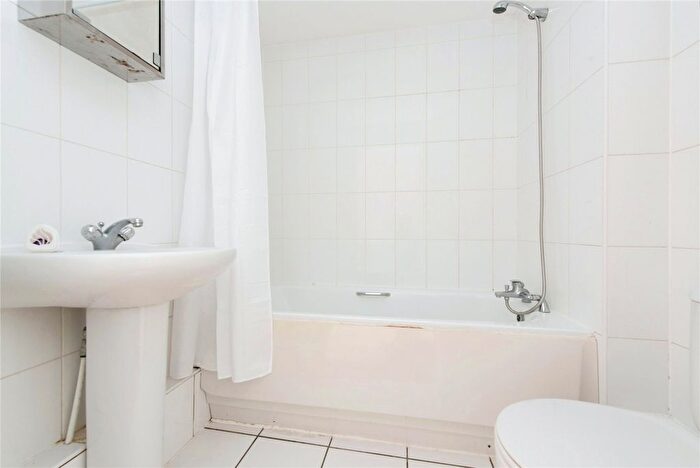 2 Bedroom Flat For Sale In London Road, Kingston Upon Thames, KT2