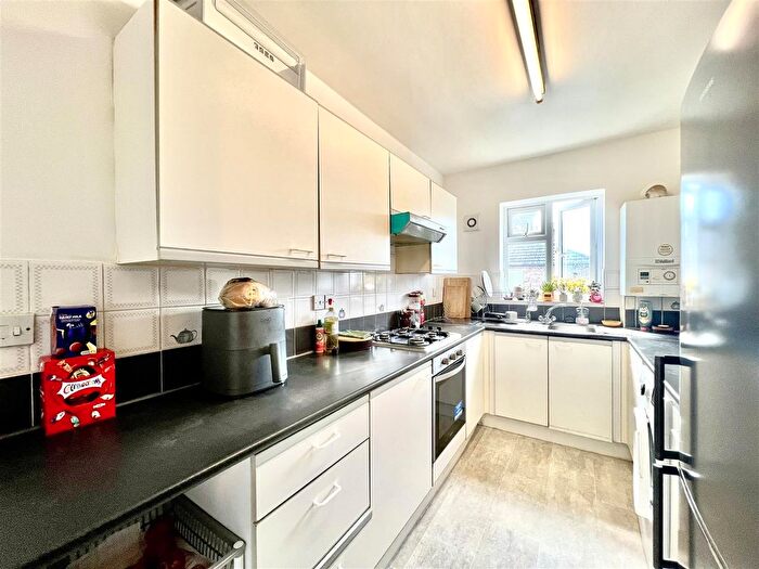 2 Bedroom Flat To Rent In Kingfisher Court, A Whitton Road, Hounslow, TW3
